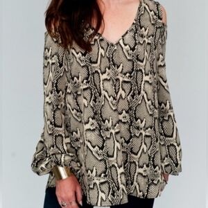 134. Show Me Your Mumu Snakeskin Open Shoulder Tunic/Dress Size Medium